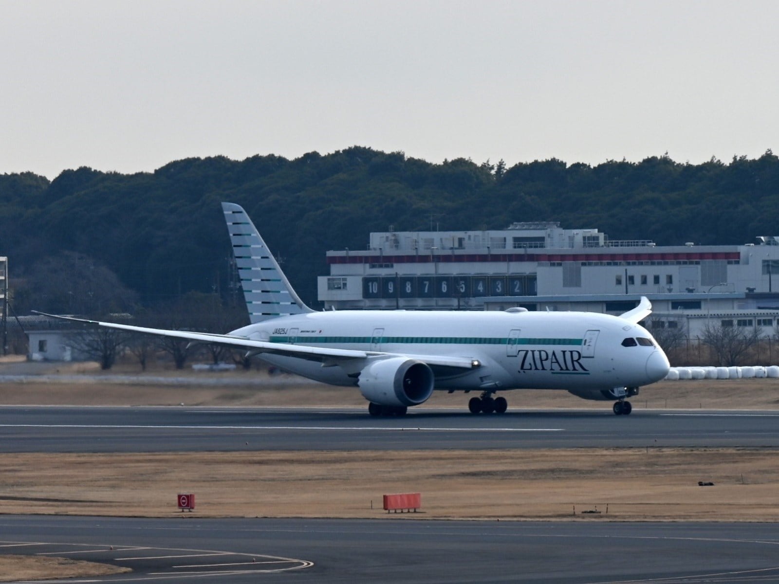 成田空港を拠点とするZIPAIRはJALの子会社。アジアはじめ北米路線も多い