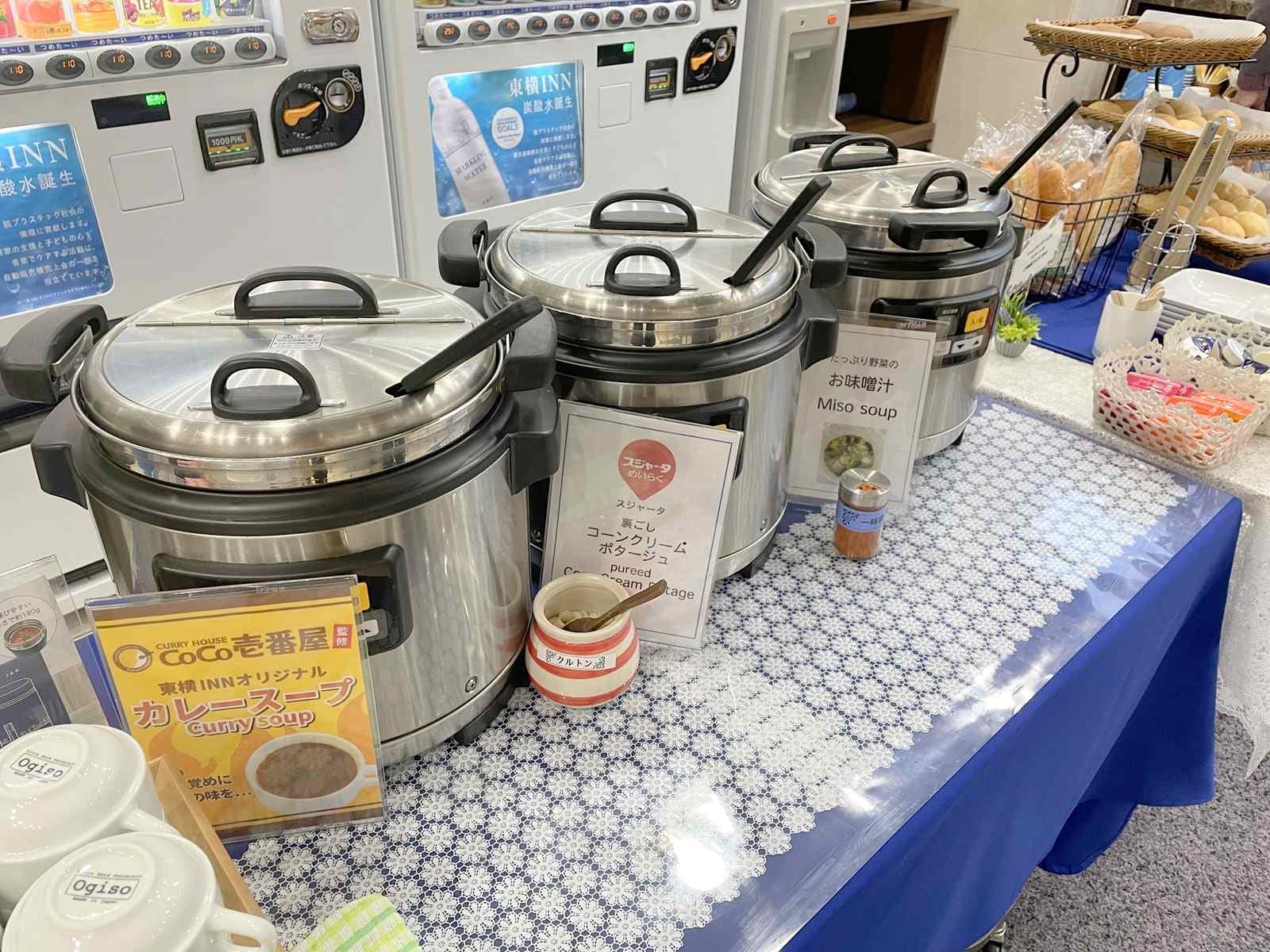 「東横INN」は朝食無料。施設ごとにご当地メニューや「CoCo壱番屋」のカレースープなどコラボメニューも近年登場している