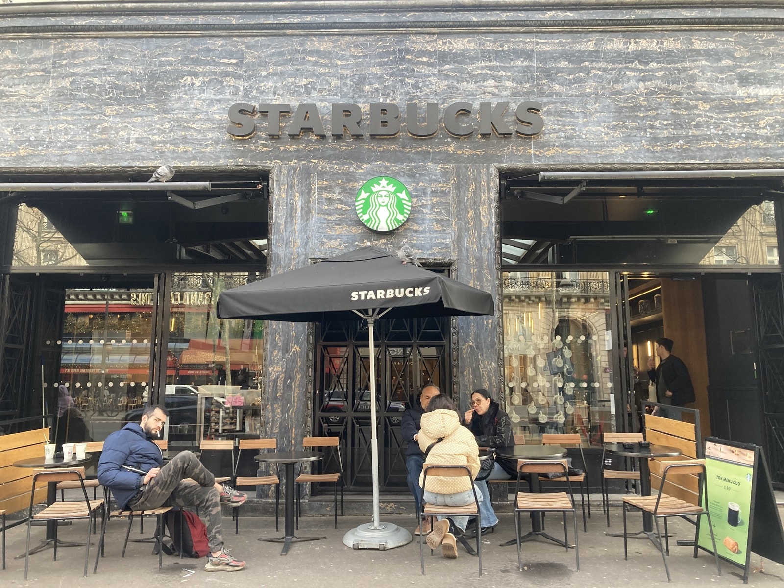 スタバのテラス席