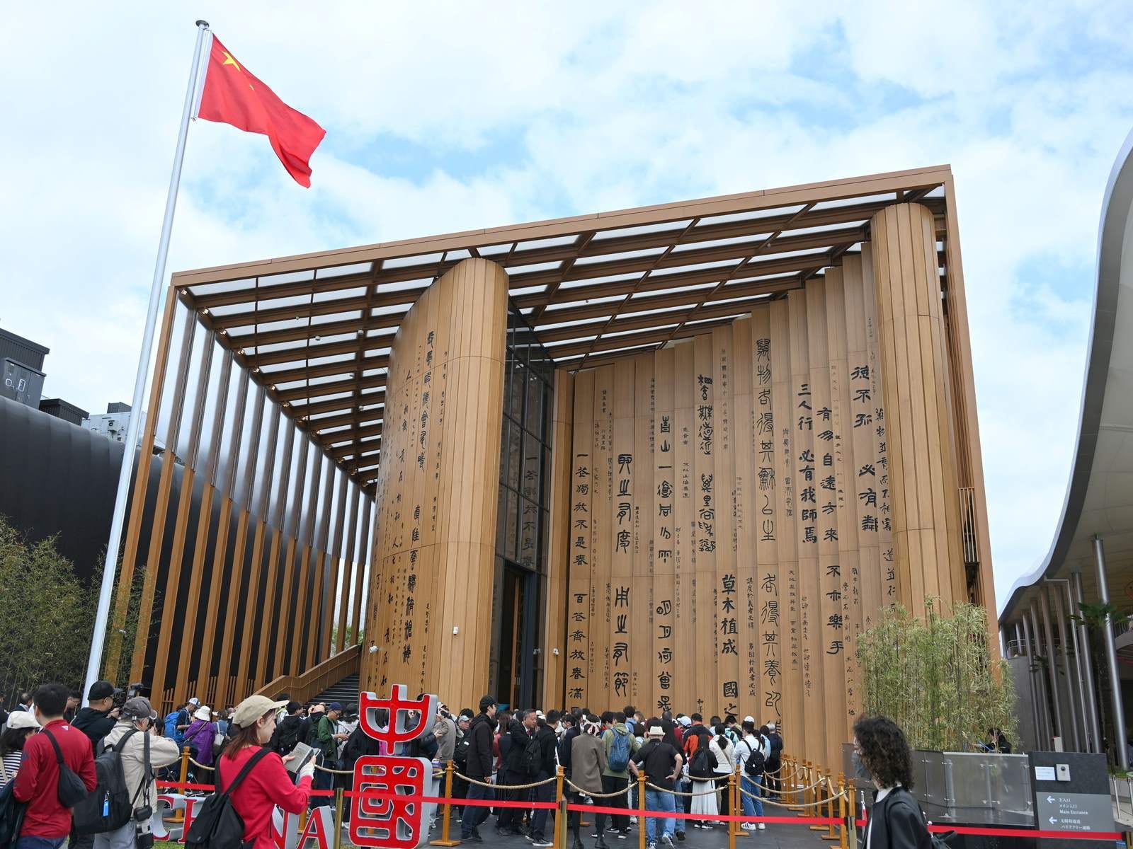 中国パビリオンの行列。これで20分ほど待って入場できた