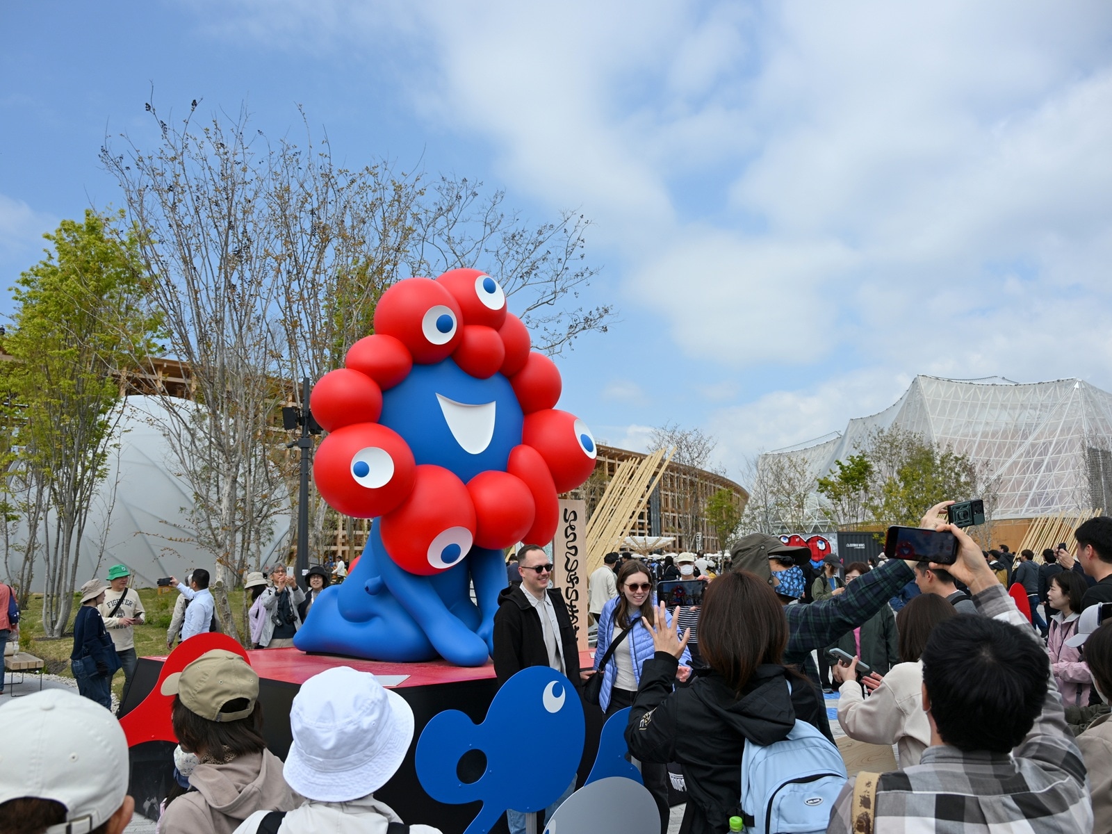 東ゲートを入ってすぐのミャクミャク像は写真を撮る来場客で大人気