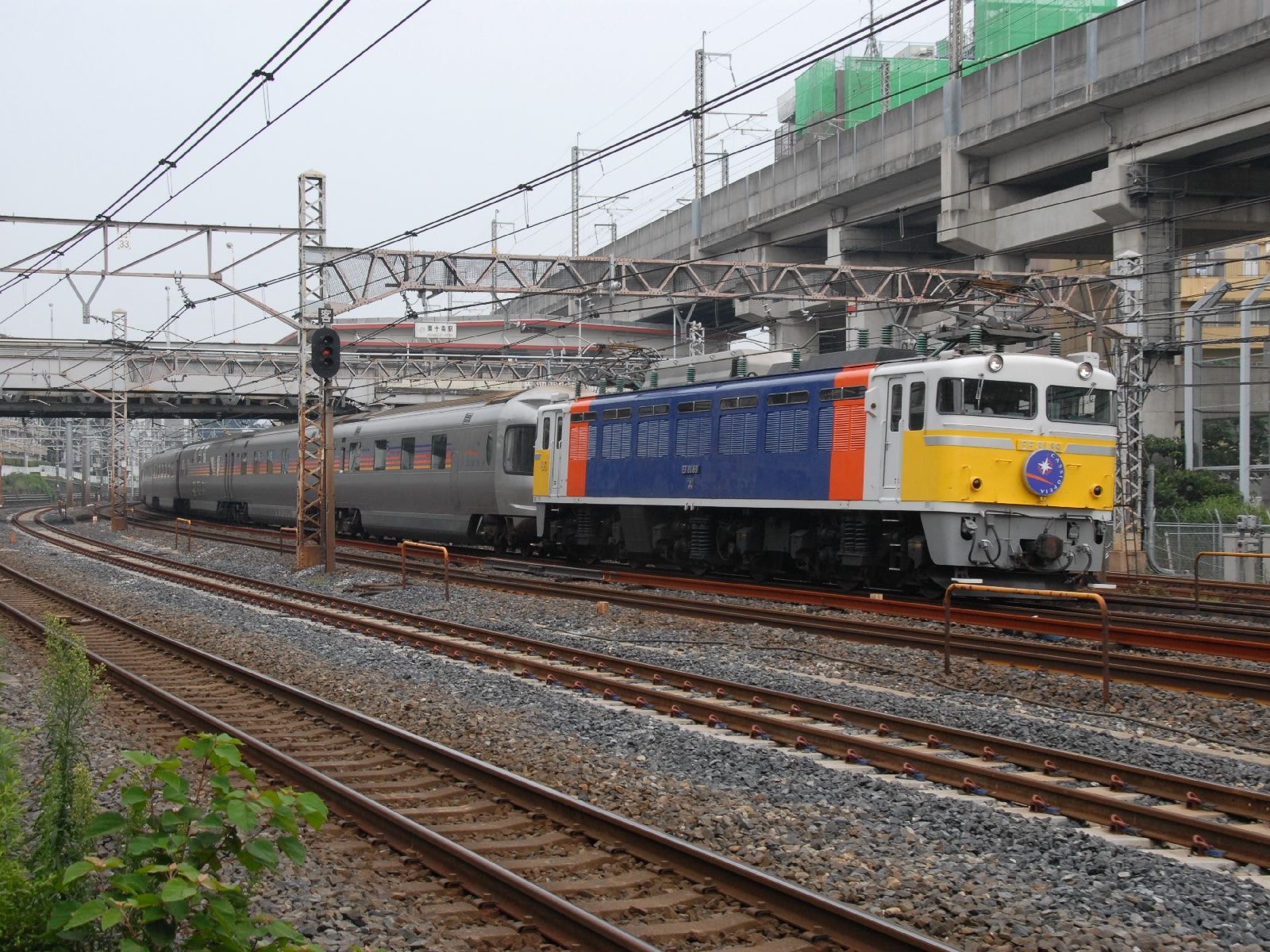 EF81が牽引
