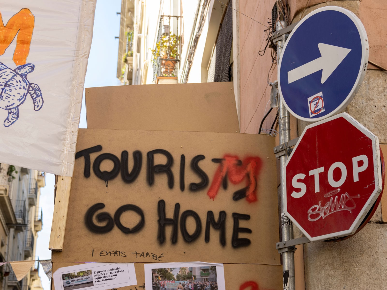バルセロナの街角にはオーバーツーリズムに抗議するメッセージも……出典元: Michiko Chiba / Shutterstock.com