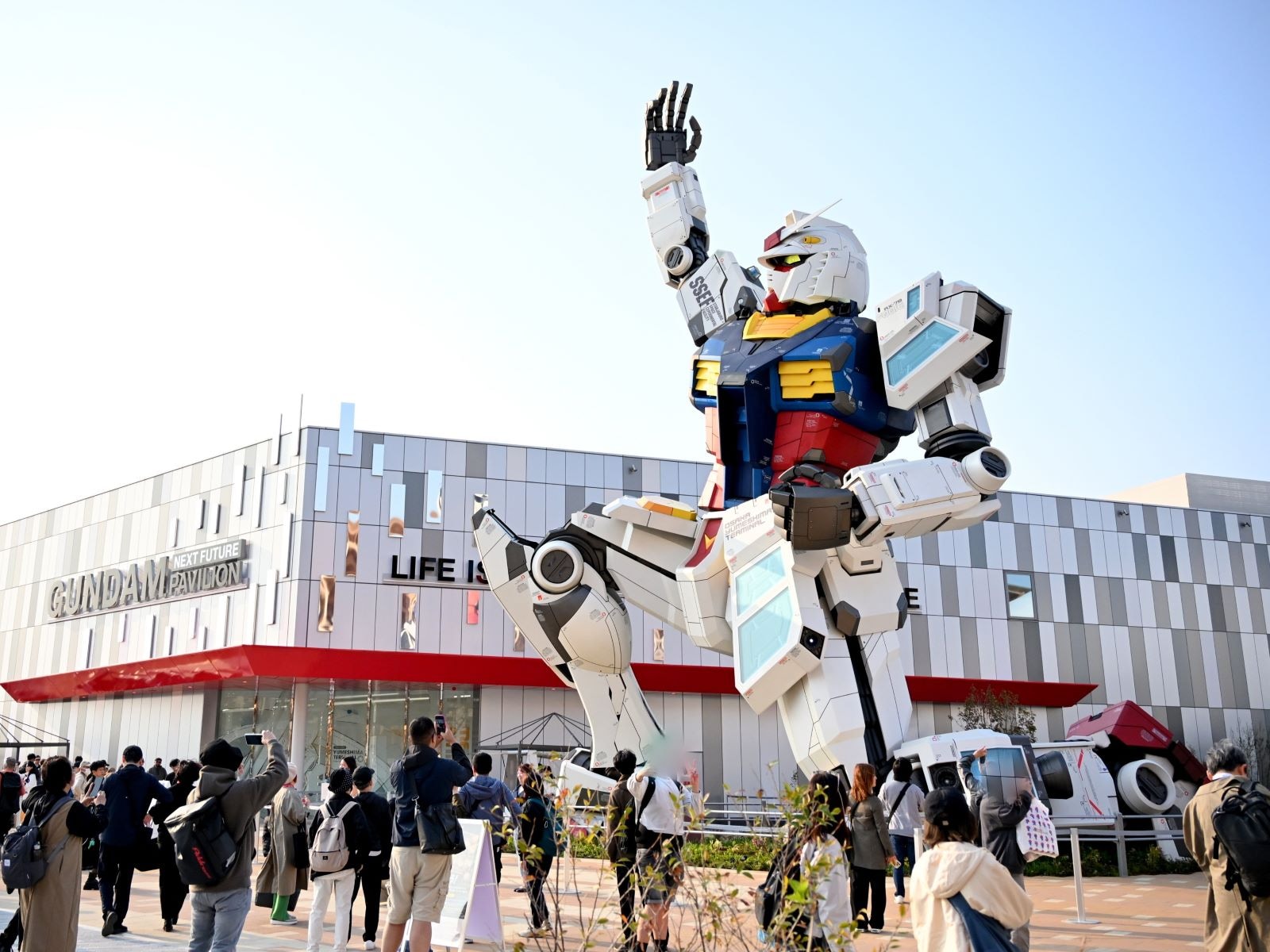 ガンダム像は独特のポーズで、パビリオンに入場せずとも見られる