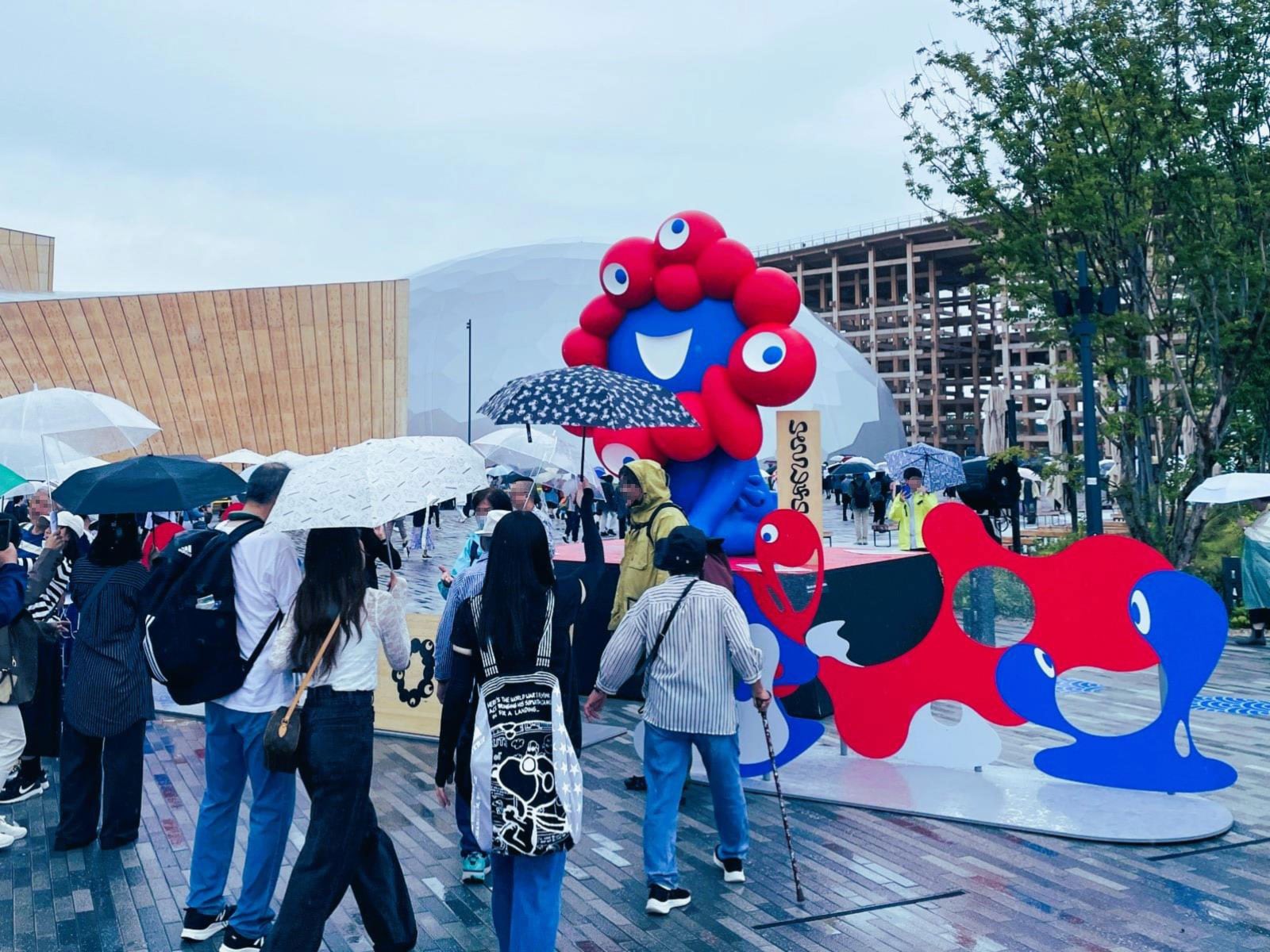 雨の日の万博、東ゲート付近にあるミャクミャク像(筆者撮影、以下同)