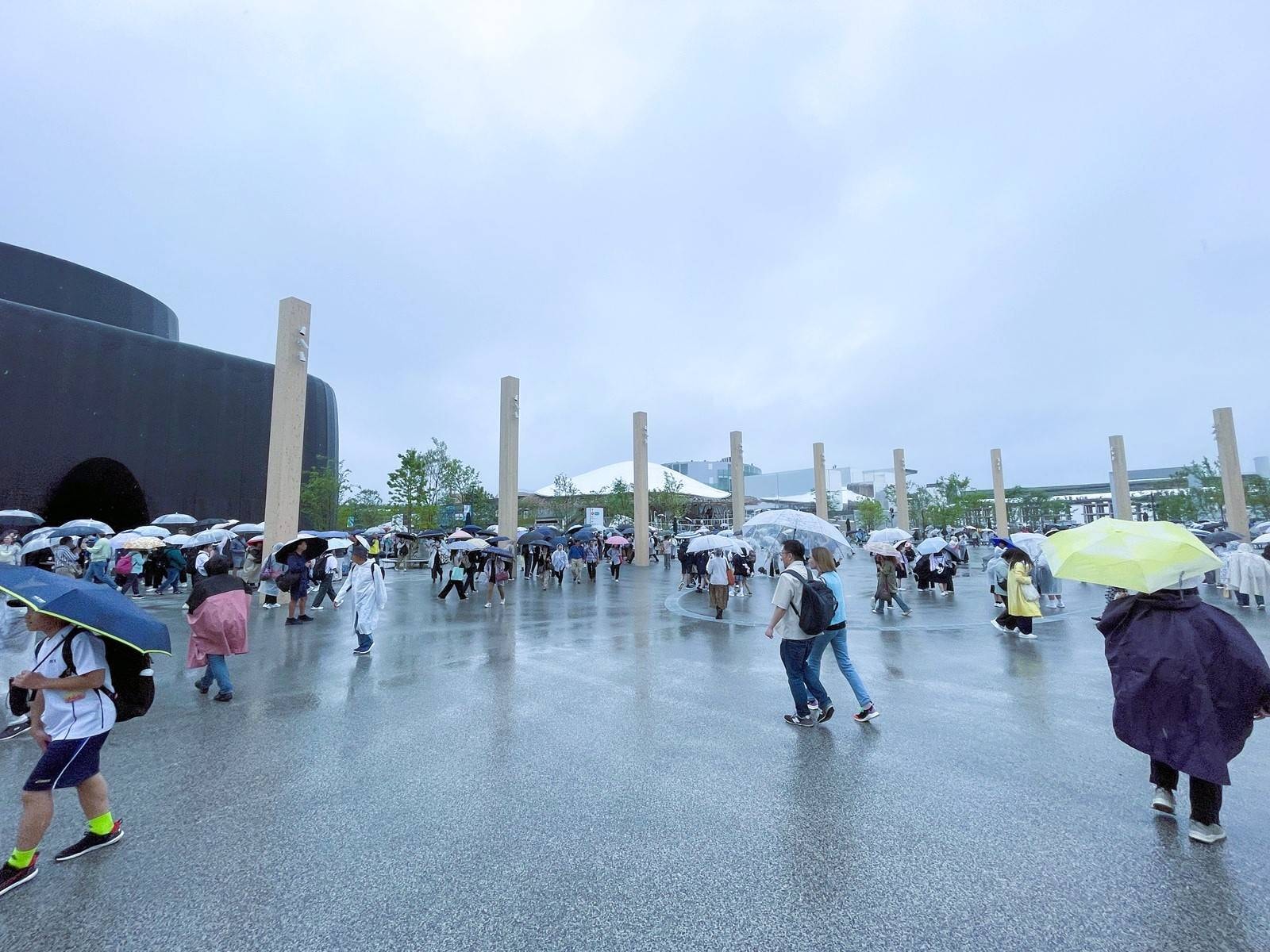 雨の日は会場内に水たまりが多くできて歩きづらい