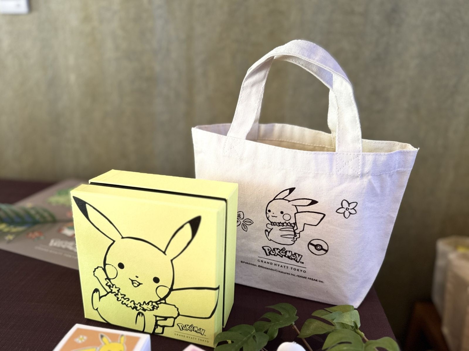ピカチュウの特製ボックスとオリジナルデザインのトートバッグ