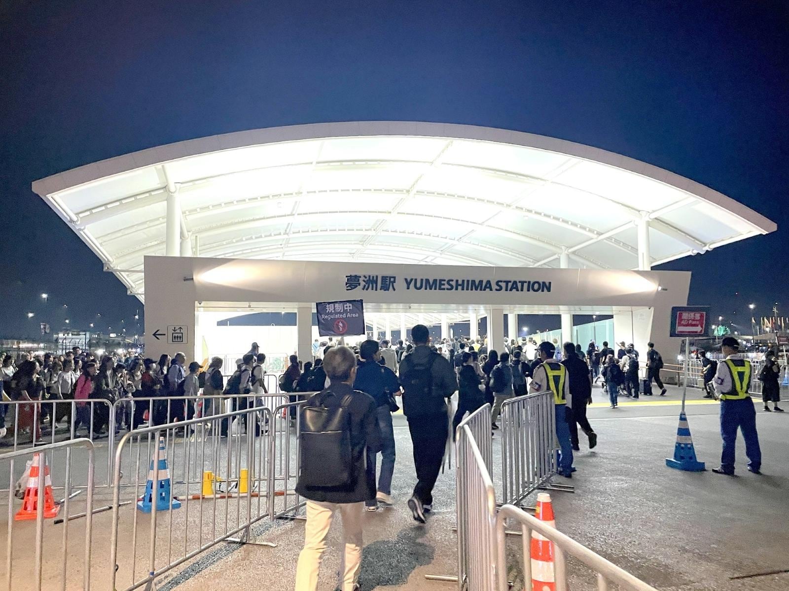 夜の大阪メトロ夢洲駅。一般だと駅での混雑緩和のために東ゲートを出て大きく迂回させられる