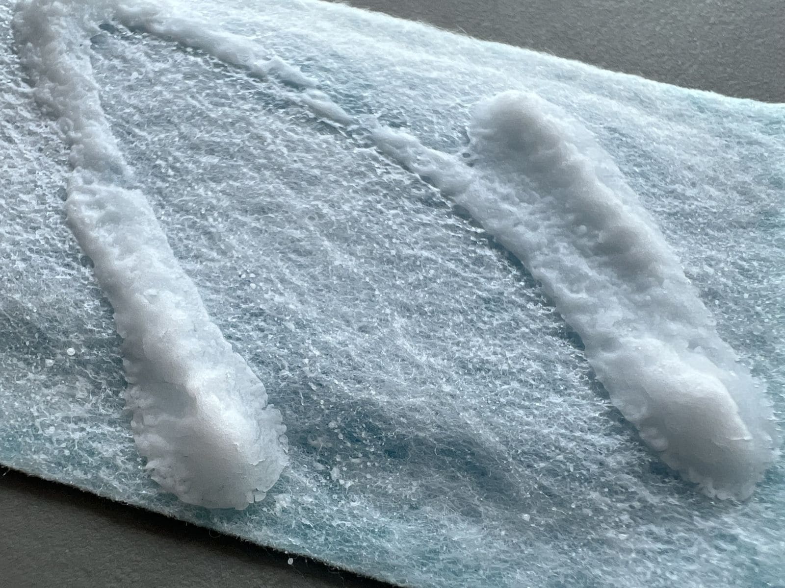 「タオルに氷をつくるスプレー」を「熱さまシート」の“白い不織布側”にスプレーすると、瞬時に氷が形成される（All About ニュース編集部撮影）