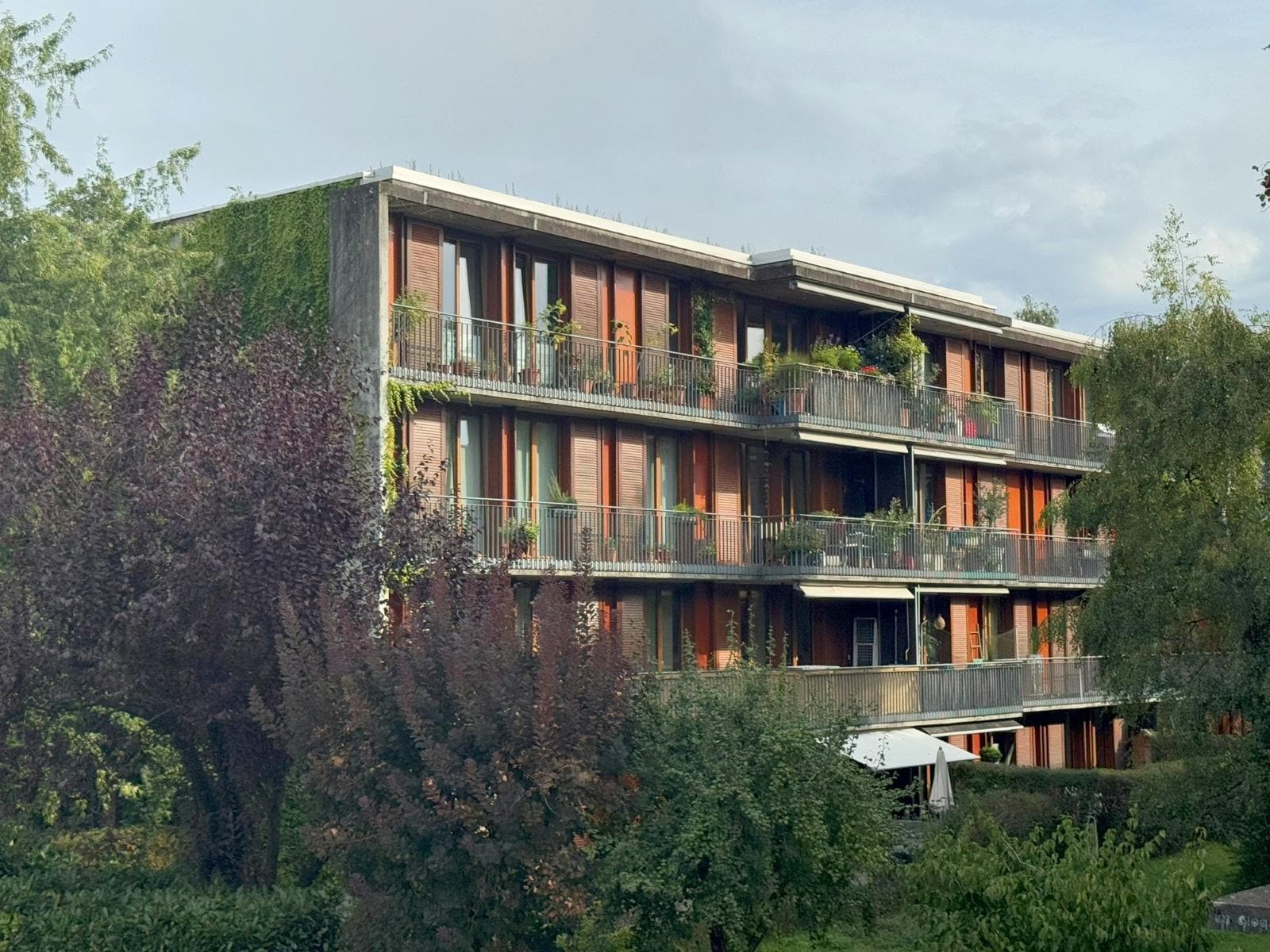 テラスもバルコニーもすべて南向き。スイスのアパート。