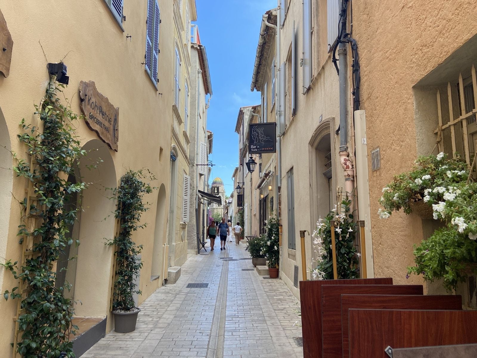 南仏にある海沿いの街は、強い日差しを避けつつも明るさの入る細い路地が特徴的