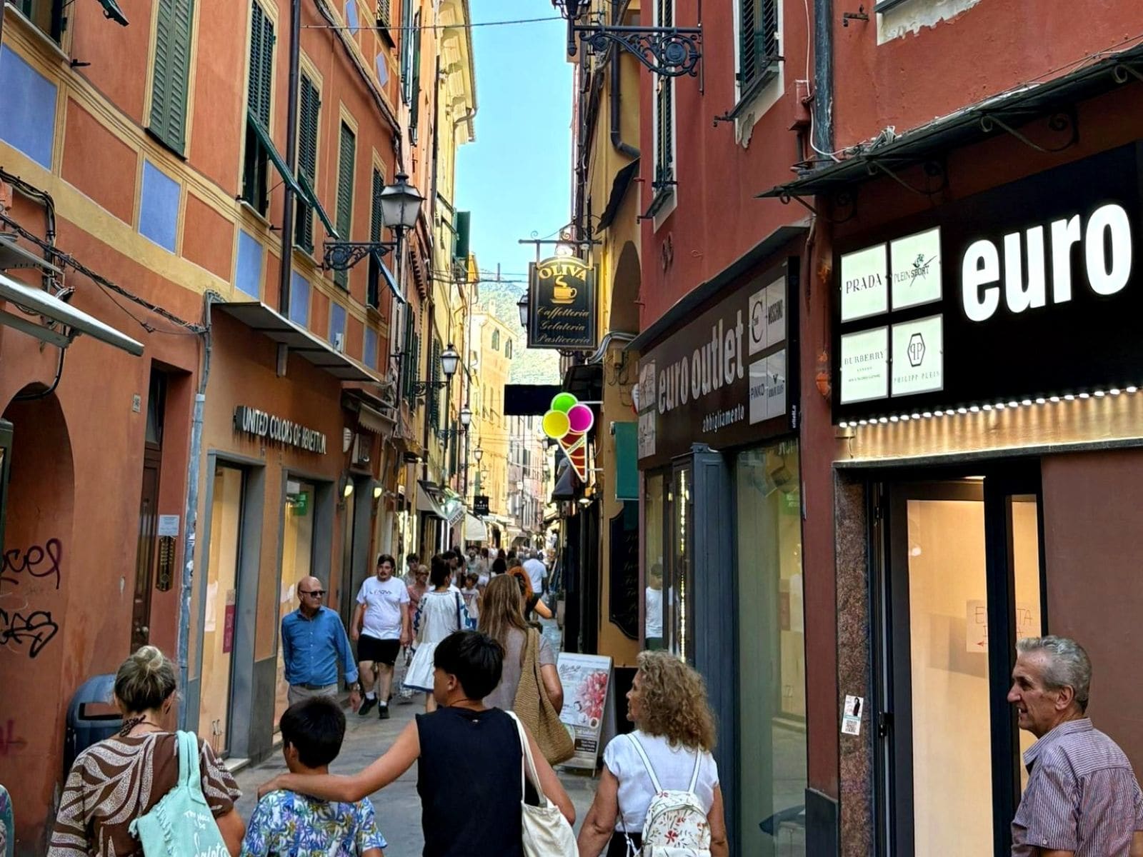 北イタリアにある海沿いの街。細い路地で、夏場の強烈な日差しを遮る工夫がなされている