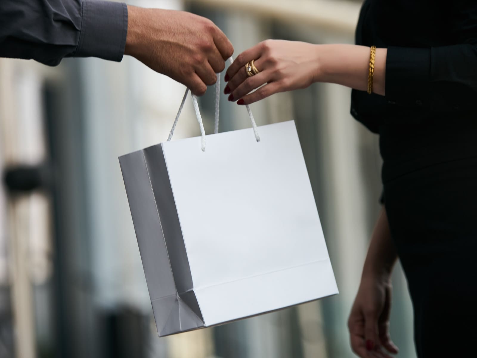 相手が自分にどんな手土産を「用意してくれたか」、気になることも……（画像出典：Shutterstock.com）