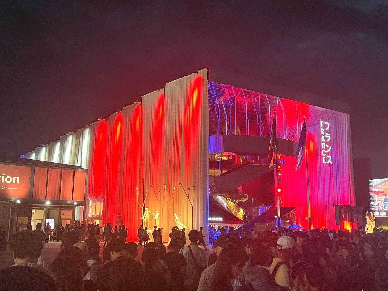 夜のフランス館。通常21時ごろまで入場できるが、そのずっと前に並んで待つ必要がある