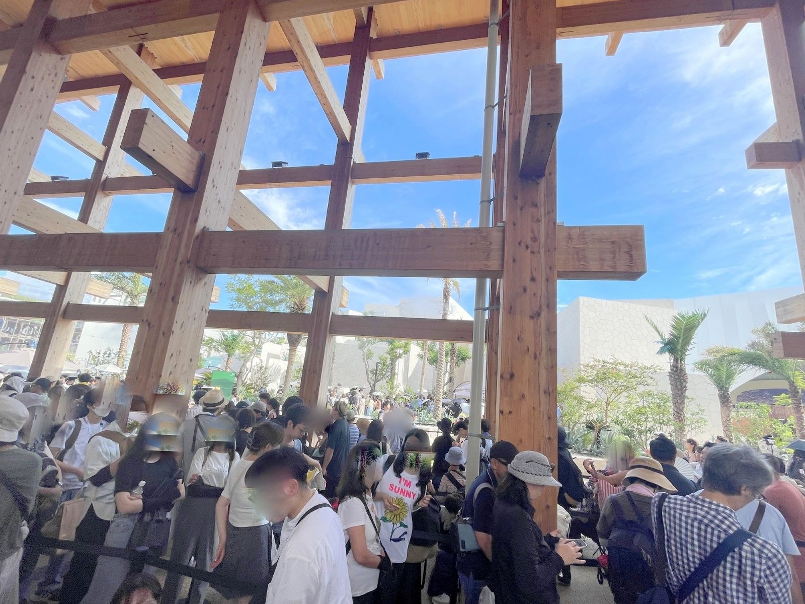 サウジアラビア館の行列は大屋根リングの下なので、雨や暑さもしのげる