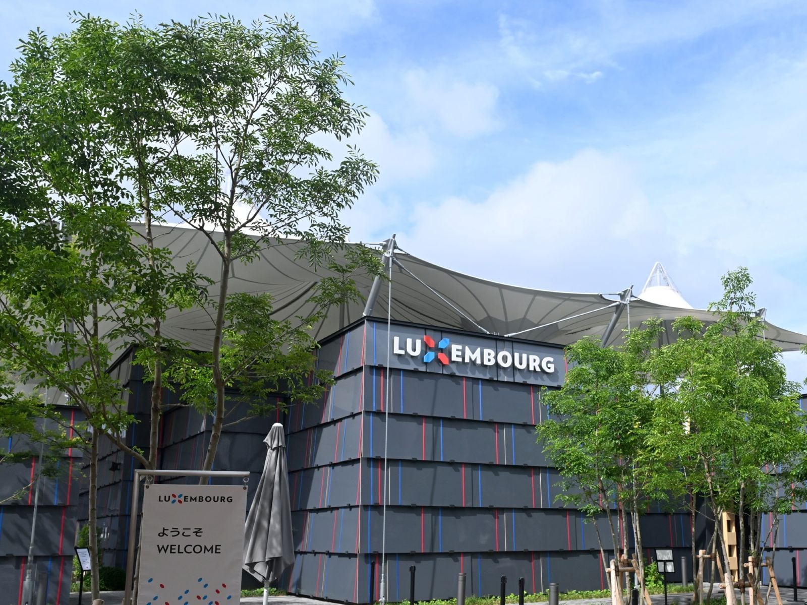 行列がなかなか進まないルクセンブルク館では、待ち時間が長めになる