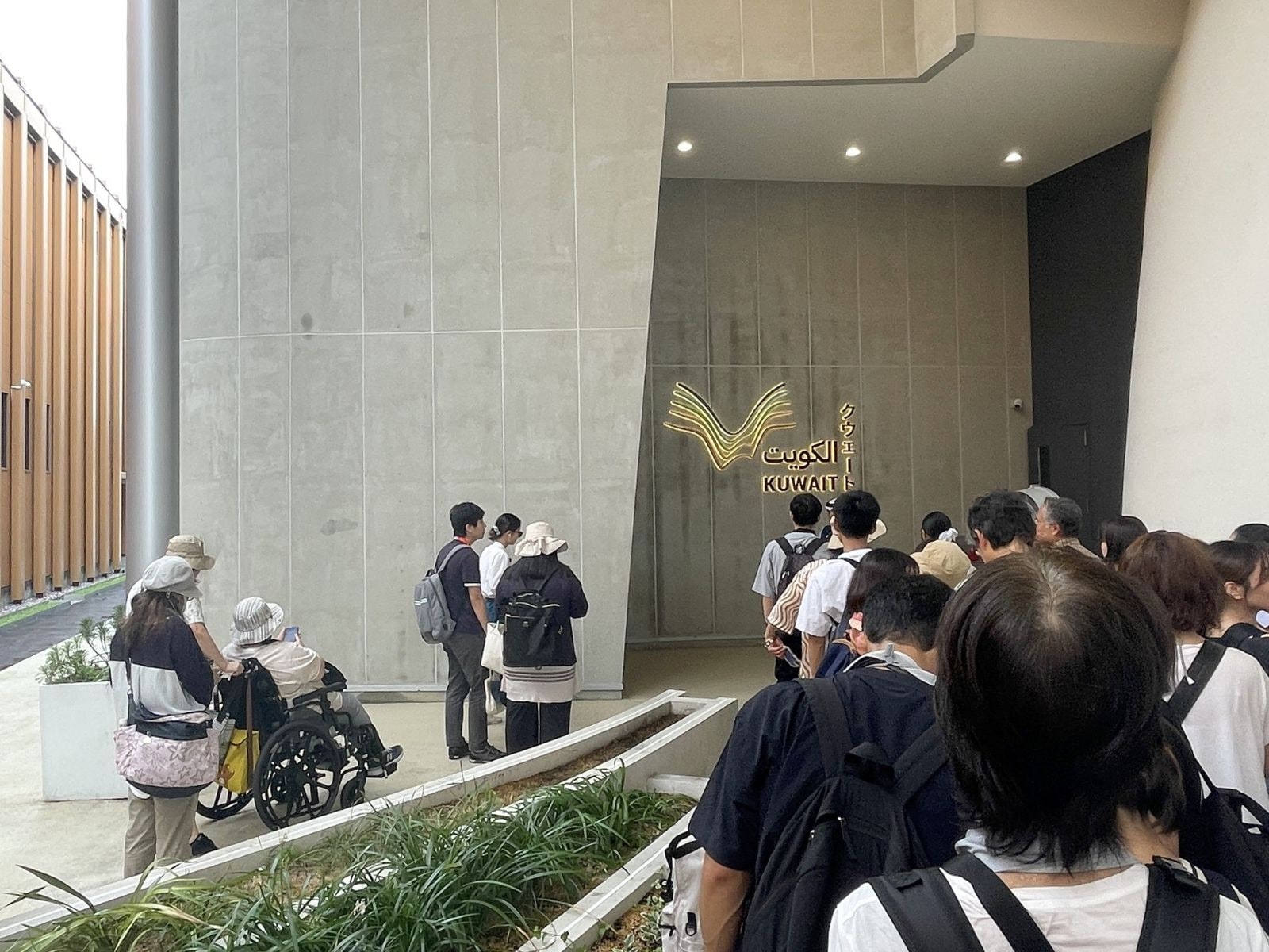 クウェート館は朝イチから行列ができ、日中は並べないことも多い