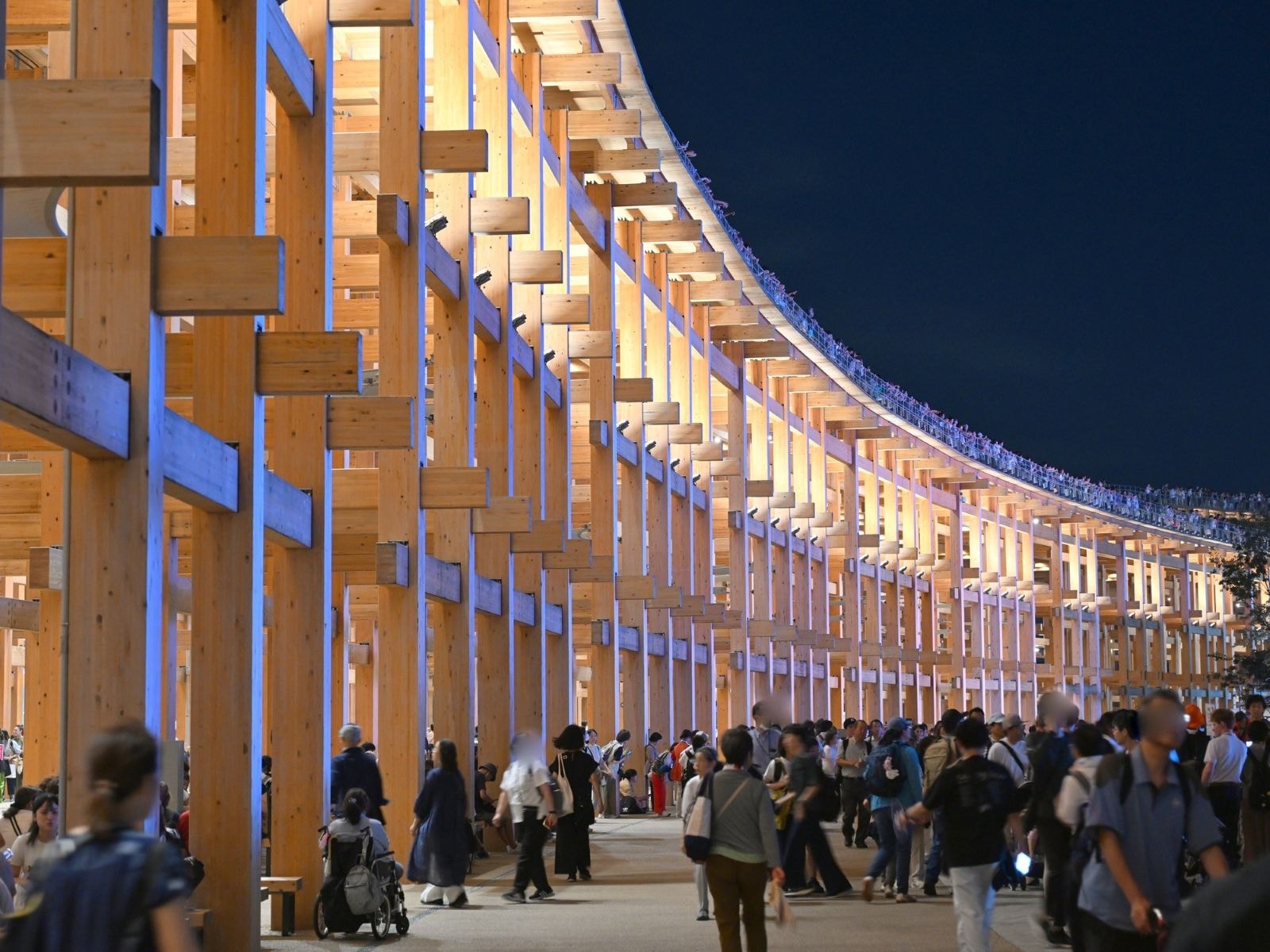 夜の万博も、9月以降は混雑している