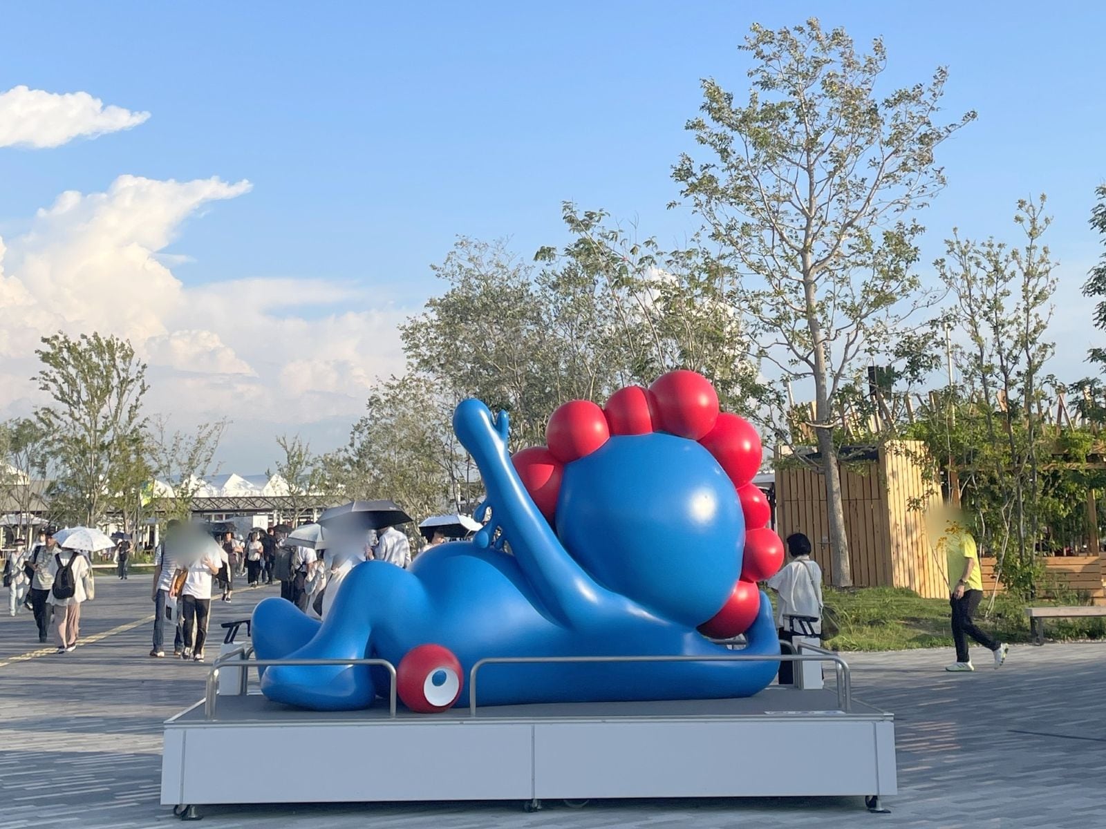 西の「風の広場」にあるミャクミャク像。7月30日から設置された新スポット（画像は筆者撮影、以下同）