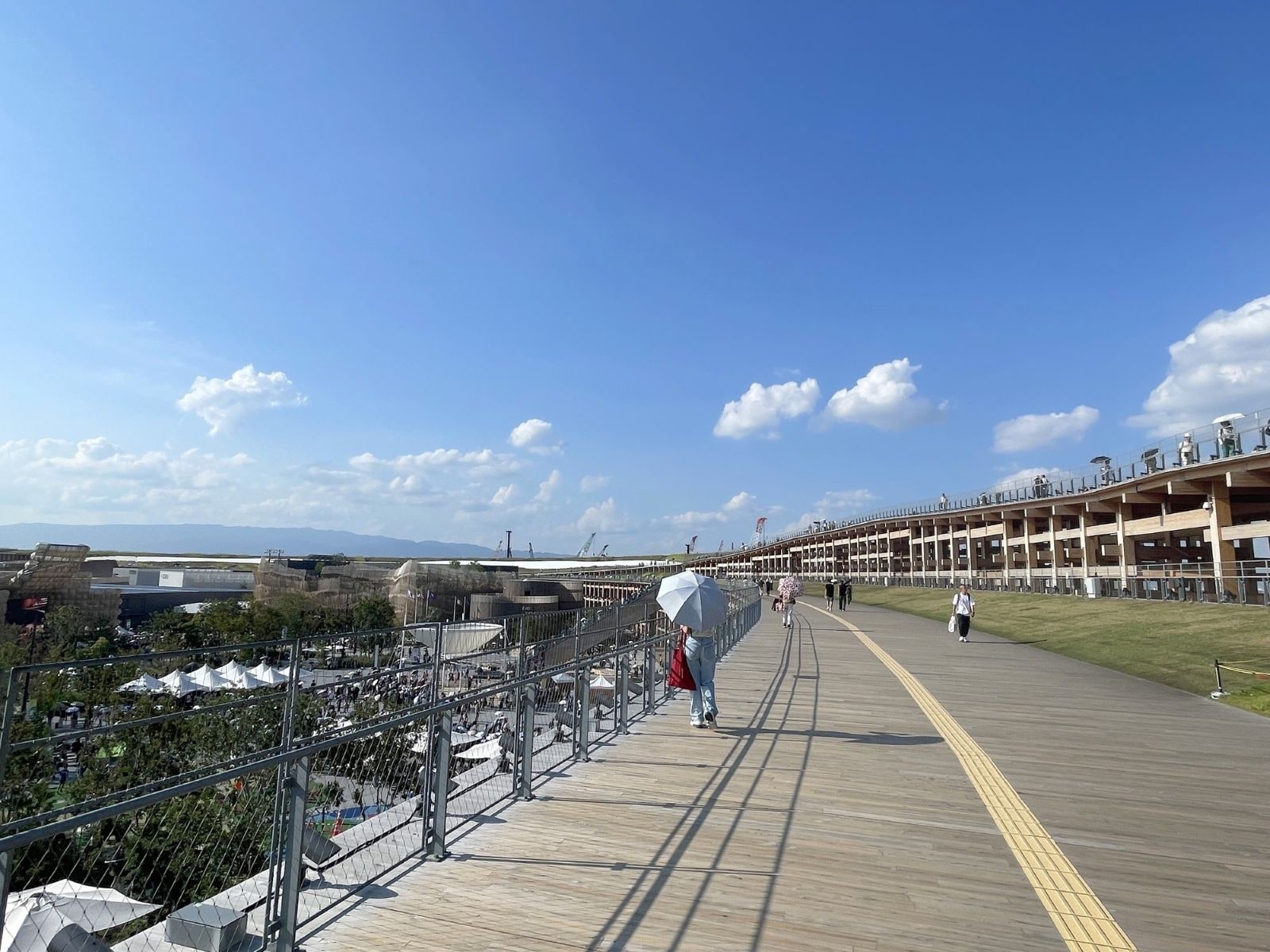 大屋根リングの上。人で混雑する地上と比較すると、まだ空いている