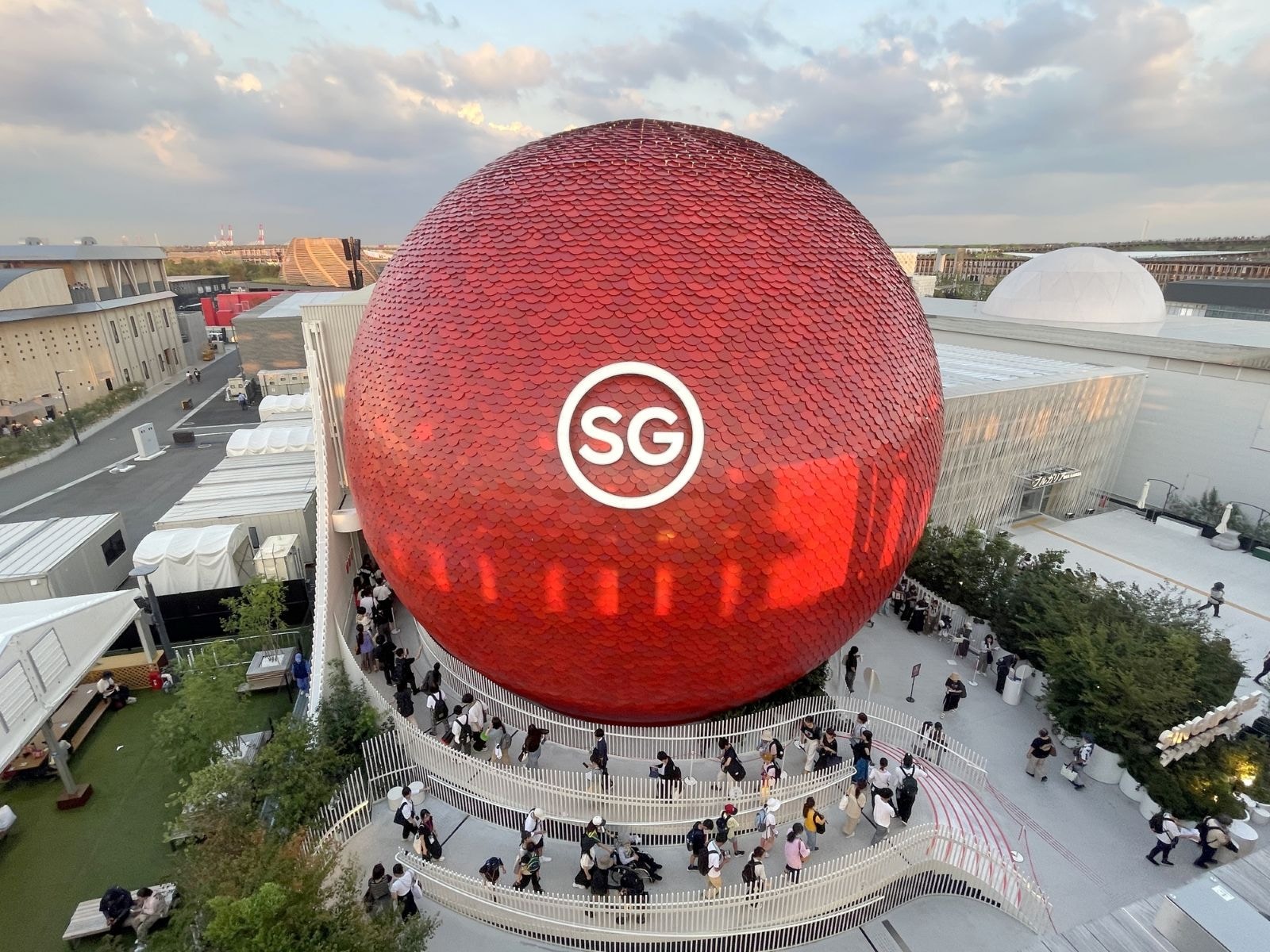 シンガポール館は赤い球体の外観が特徴。大屋根リングからの眺めもおすすめ