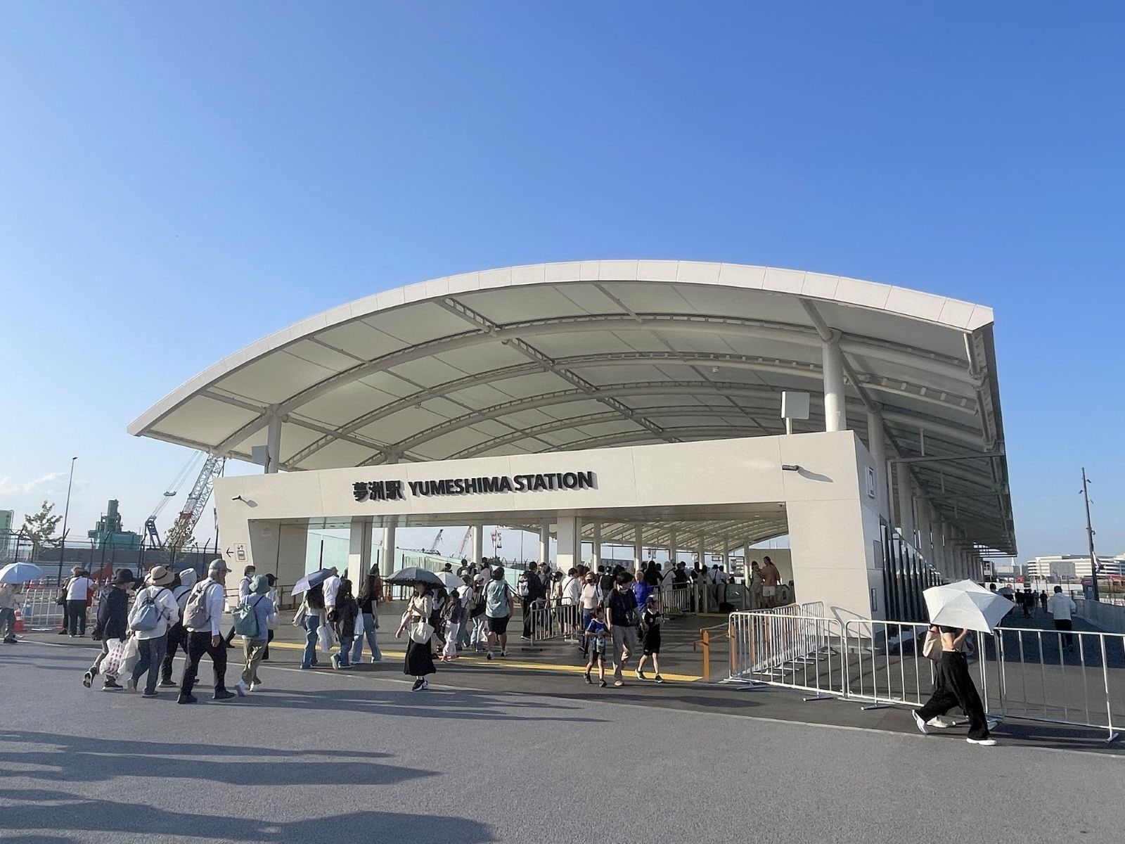「東ゲート」からすぐの地下鉄・夢洲駅。夕方までの「時差退場」がおすすめ