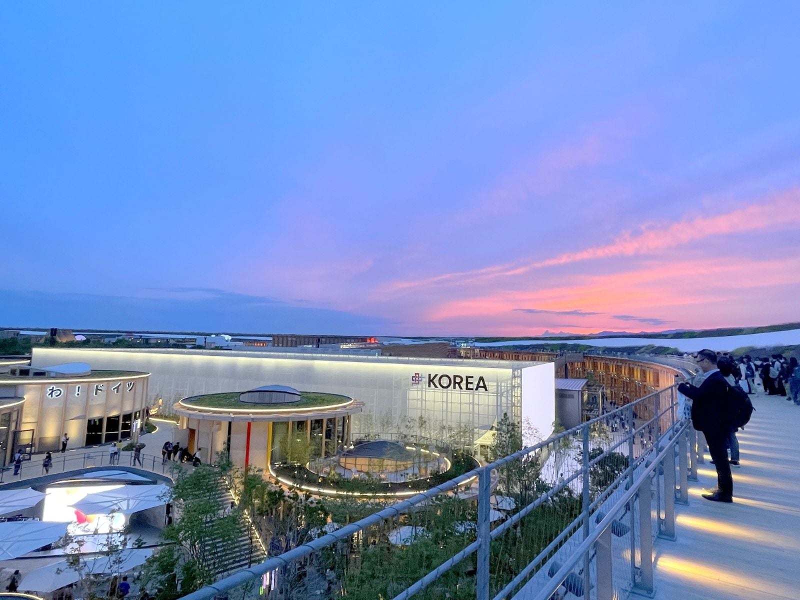 夕方の万博会場は日中と雰囲気が変わる。これだけでも一見の価値がある