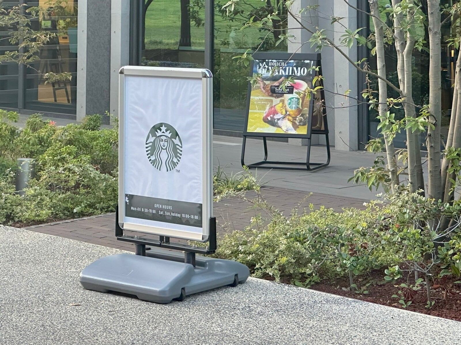 ここでコーヒーをテイクアウトして公園でカフェタイムしてもOK