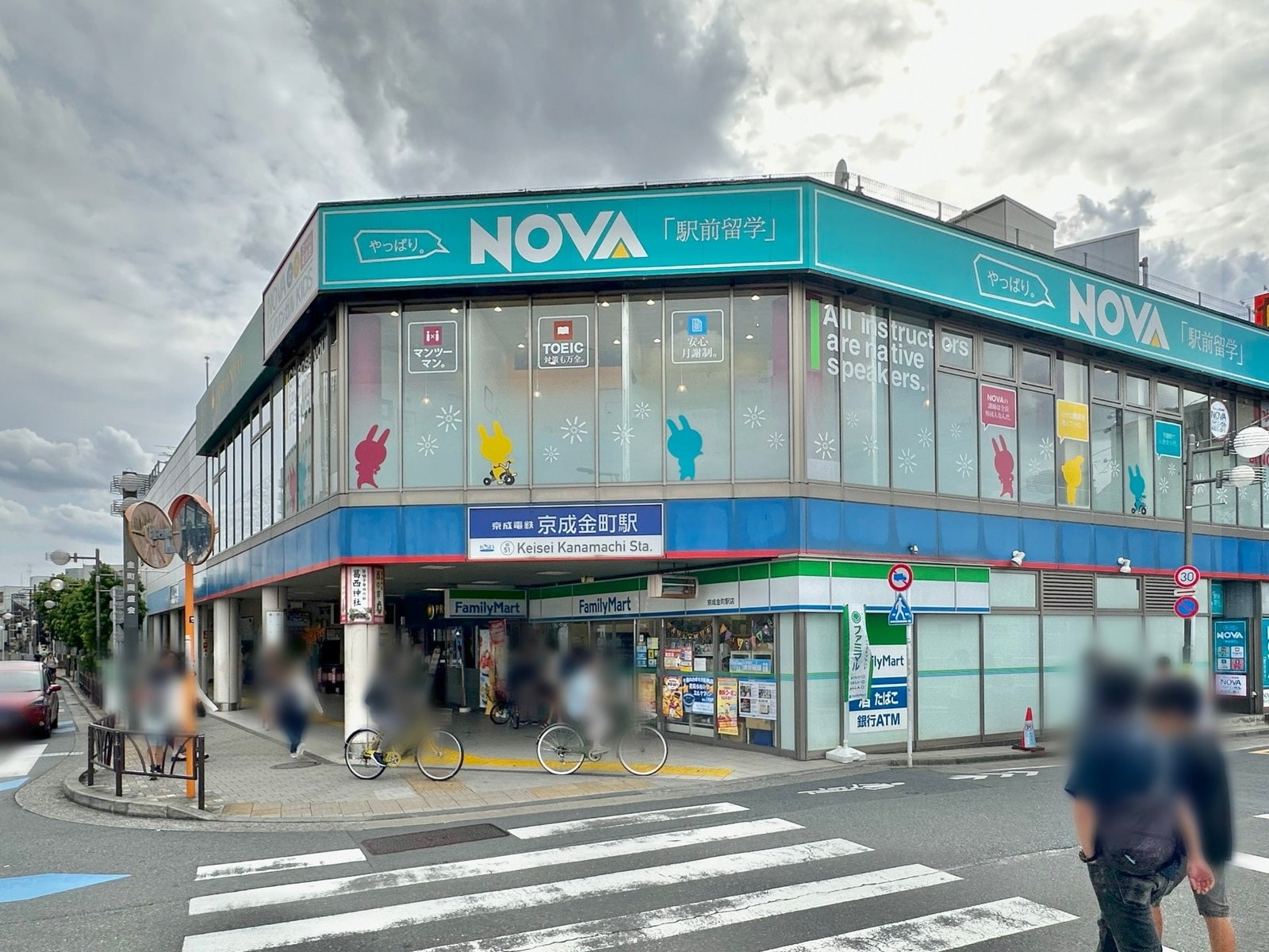 JRと金町線の間に道路と横断歩道があるので注意