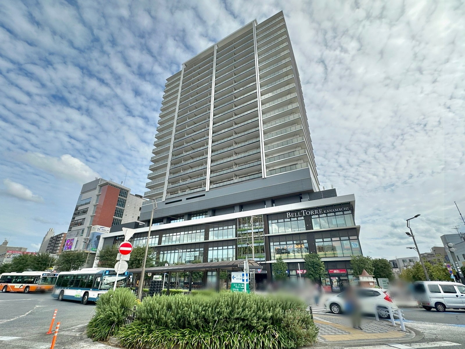 「ぷらっと」内には駅前ロータリーを見下ろす席もあります