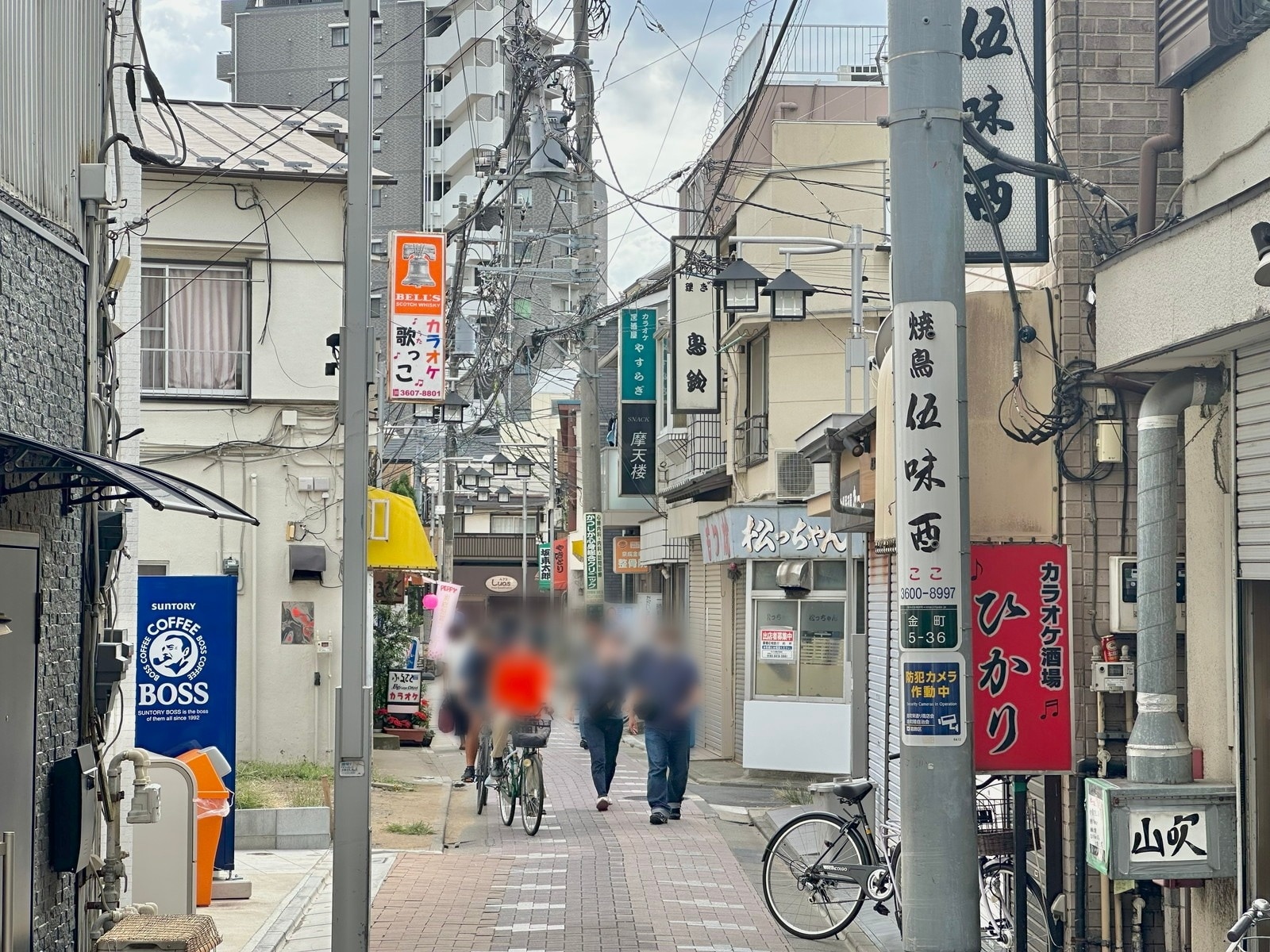 昼間は静かな雰囲気ながら通行人は多め