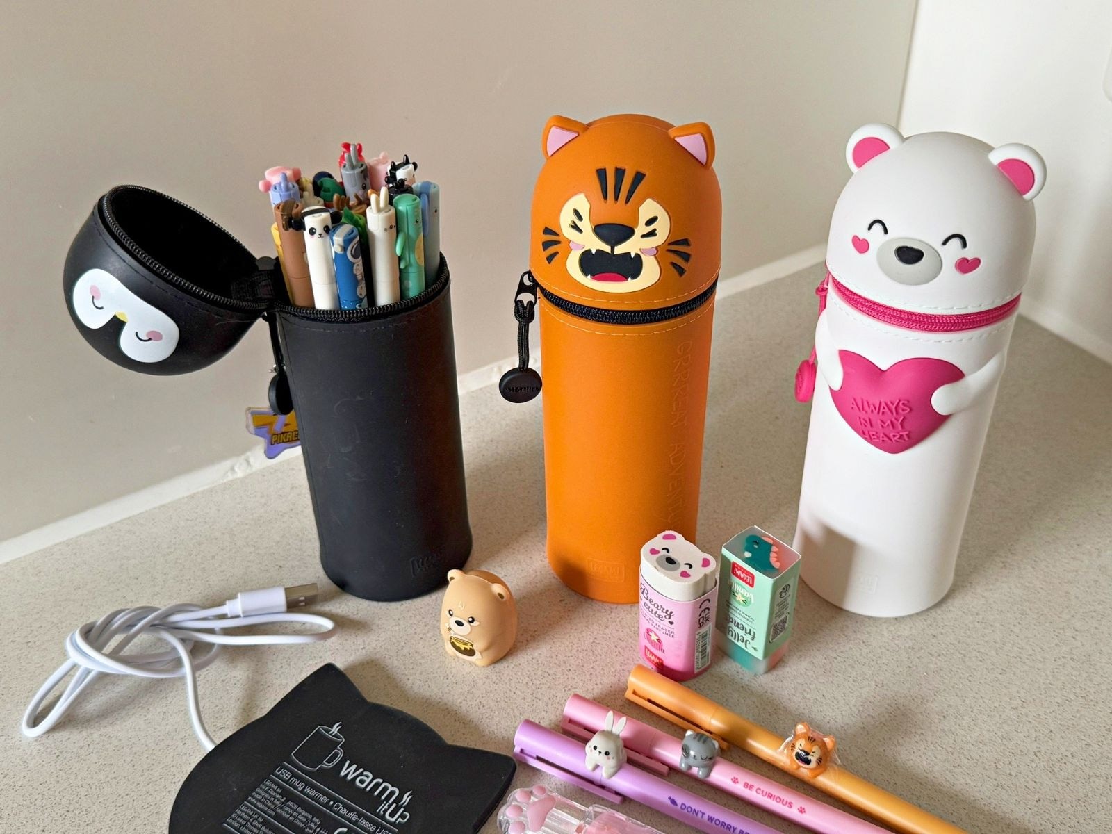 （女子に加えて、）男子にも愛用者の多いイタリア発ブランド「レガーミ・ミラノ」。 文房具だけでなく、電子機器アクセサリーや化粧雑貨など、まるでLOFT（日本の大型生活雑貨店）のような幅広い商品展開が人気。