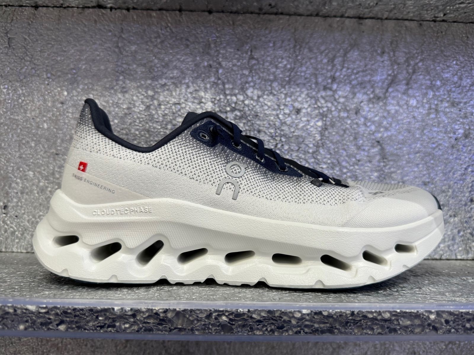 スイス生まれのスポーツブランド「On」は国旗がデザインの一部に（画像は筆者撮影）