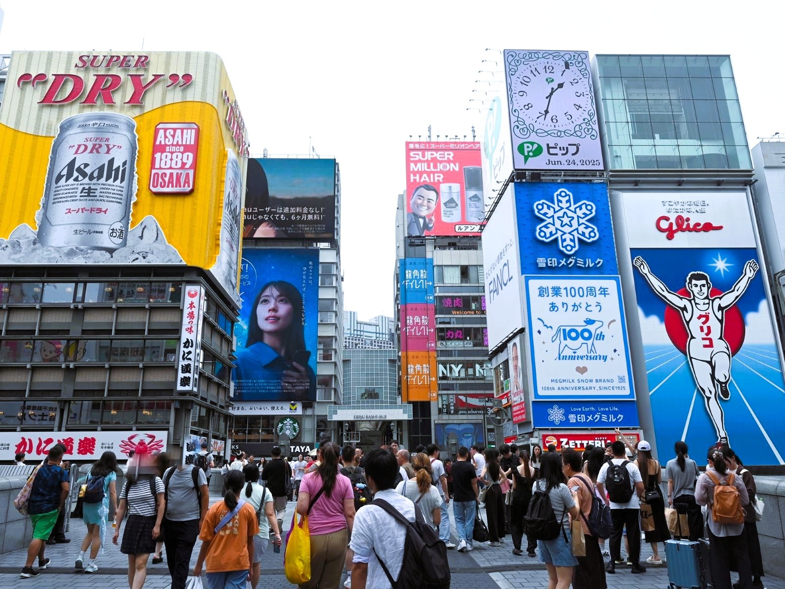 大阪・道頓堀。外国人旅行者に人気の観光スポットで、日本人は少ない。大阪はホテル相場も以前より高い　※画像は筆者撮影