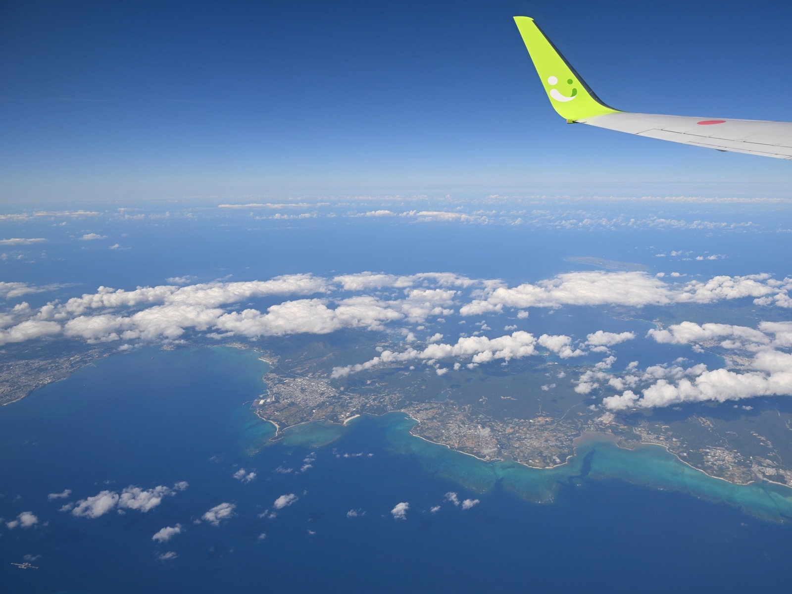 飛行機の窓から景色を楽しみたい人もいる。窓側席の事前指定は有料にしている航空会社もある（画像は筆者撮影）