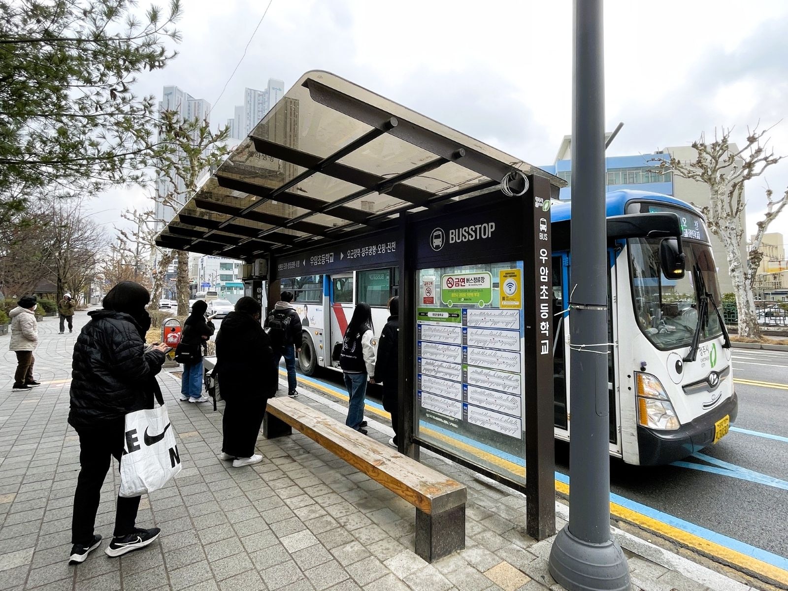 韓国の路線バスは車内飲食禁止。こぼれる飲食物は持込も不可