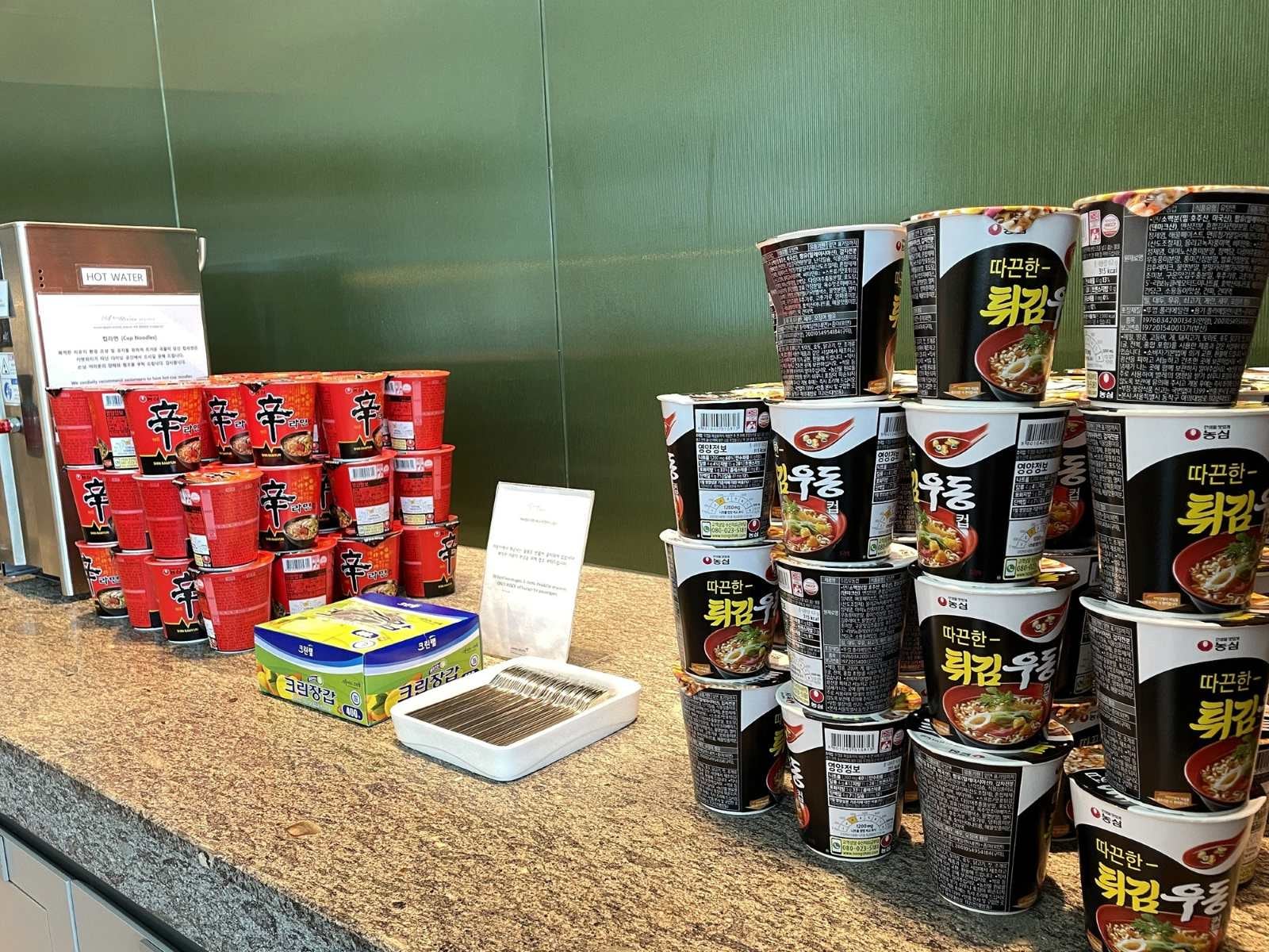 韓国の空港ラウンジに設置されたカップ麺。