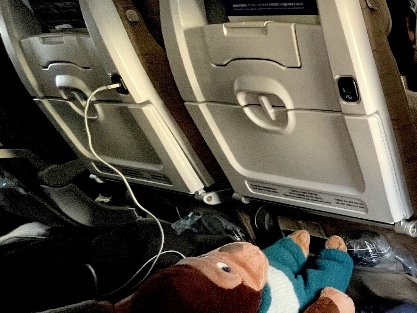 スマートフォンを充電できる飛行機もあるが、機内に設備がないケースも多い