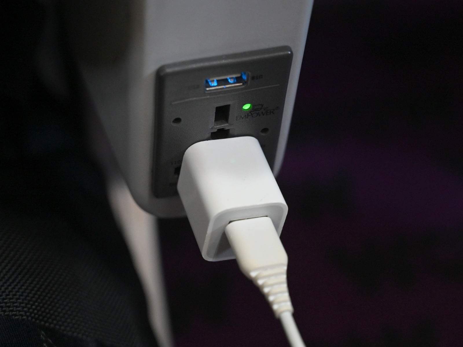 機内に装備された電源ポート（画像は筆者撮影）