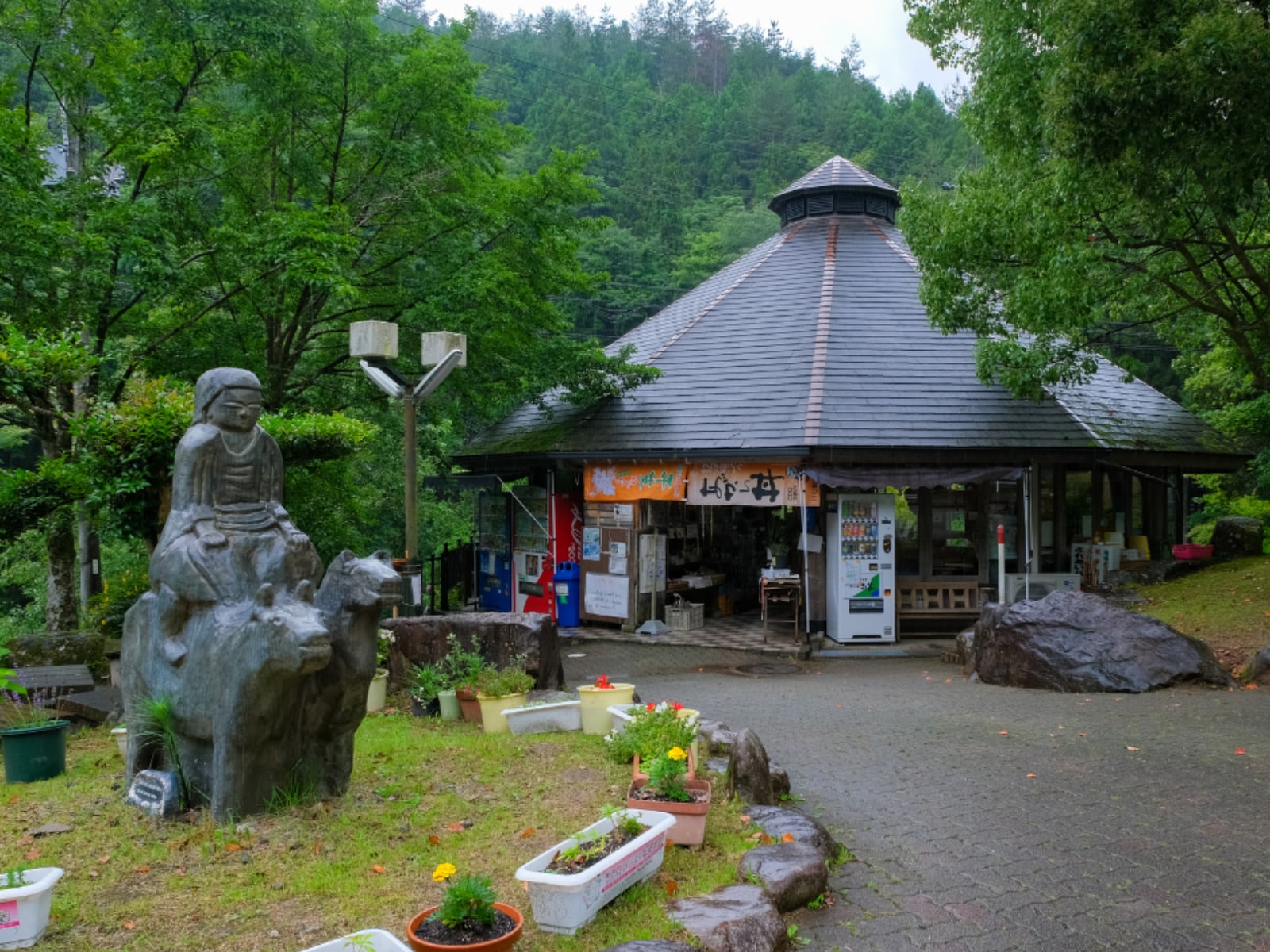 和歌山県 道の駅熊野古道 中辺路 記念きっぷ レインボーカラー‼️【日付刻印無】 年末年始に行きたいと思う「和歌山県の道の駅」ランキング！ 2位「熊野