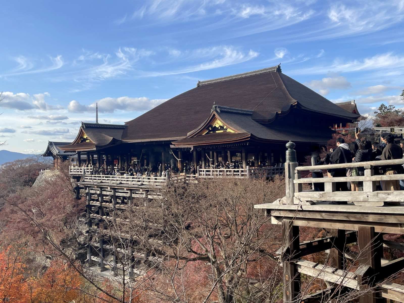 京都の清水寺は人気観光スポットの1つ。外国人旅行客がとても多い（画像は筆者撮影）
