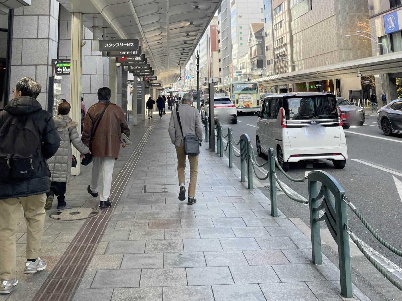 2025年12月半ば、昼頃の四条通。外国人はいるものの、以前より少なく感じた（画像は筆者撮影）