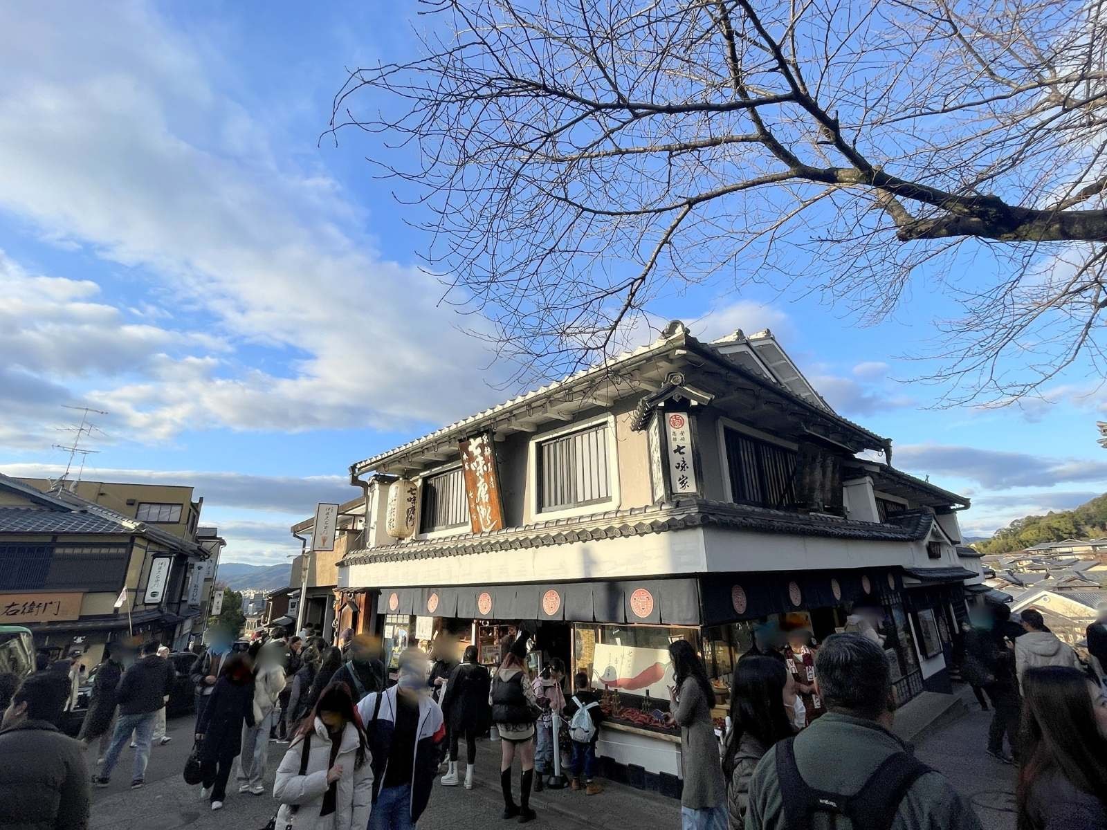 清水寺に続く清水坂。秋の紅葉シーズンが終わった後も観光客で賑わう（画像は筆者撮影）