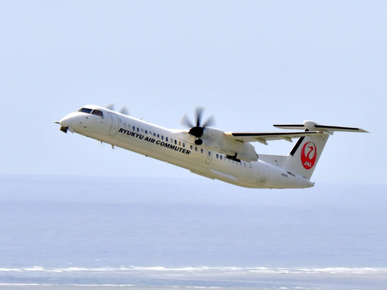 琉球エアコミューター（RAC）の飛行機、ボンバルディアのDHC-8-400カーゴコンビ