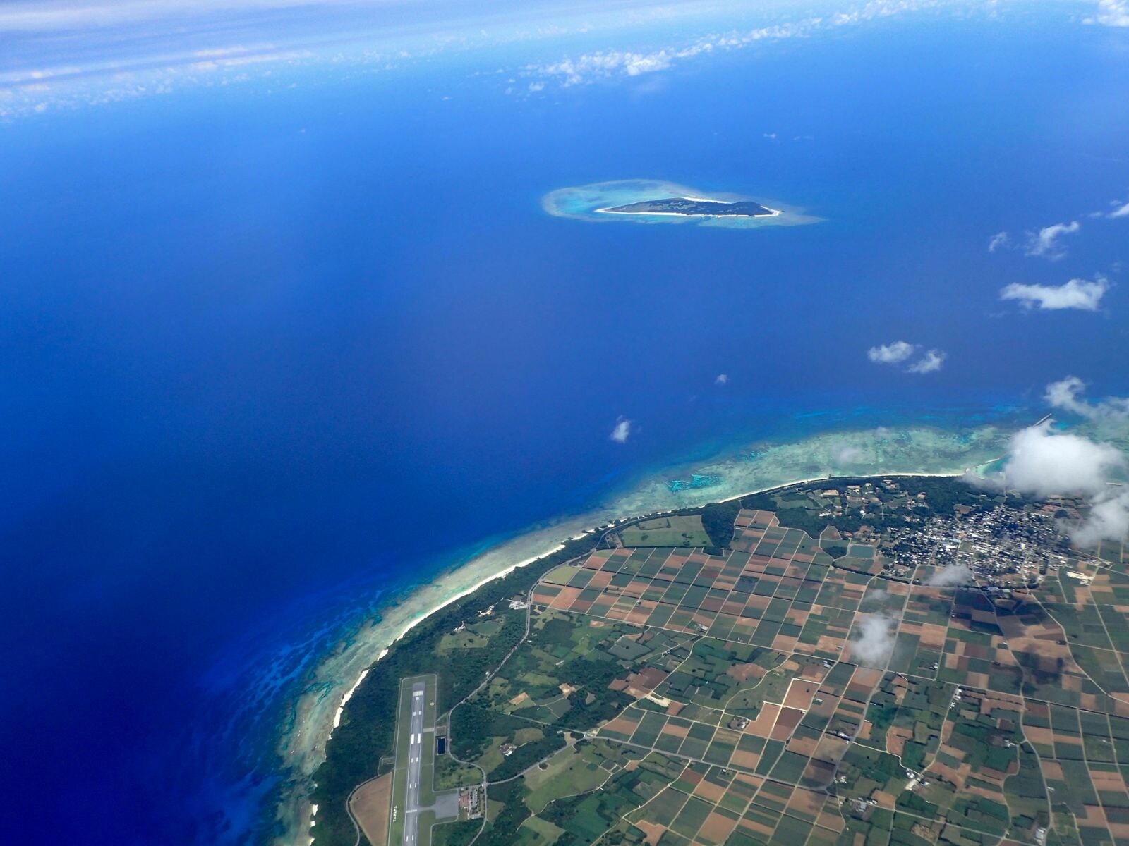 沖縄・多良間島上空（画像：PIXTA）