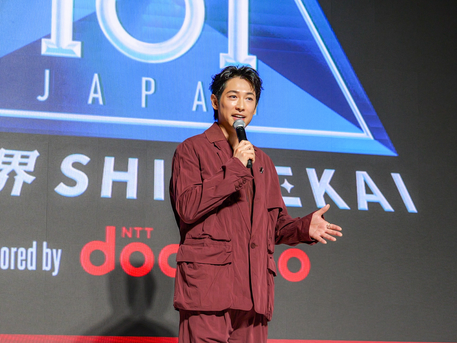 『PRODUCE 101 JAPAN 新世界』国民プロデューサーを務める