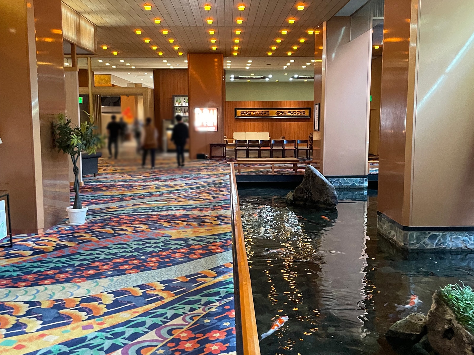 吹き抜けのロビーや鯉が泳ぐ池