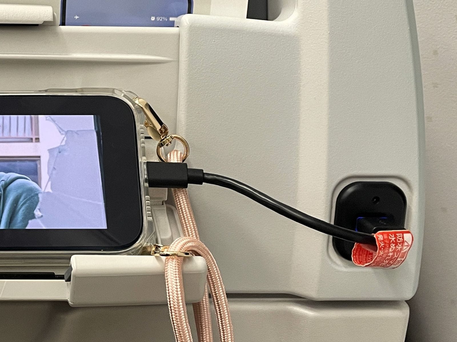 USBポートがある座席では機内でもスマートフォンなどの充電が可能（ただしモバイルバッテリーへの充電は基本禁止）