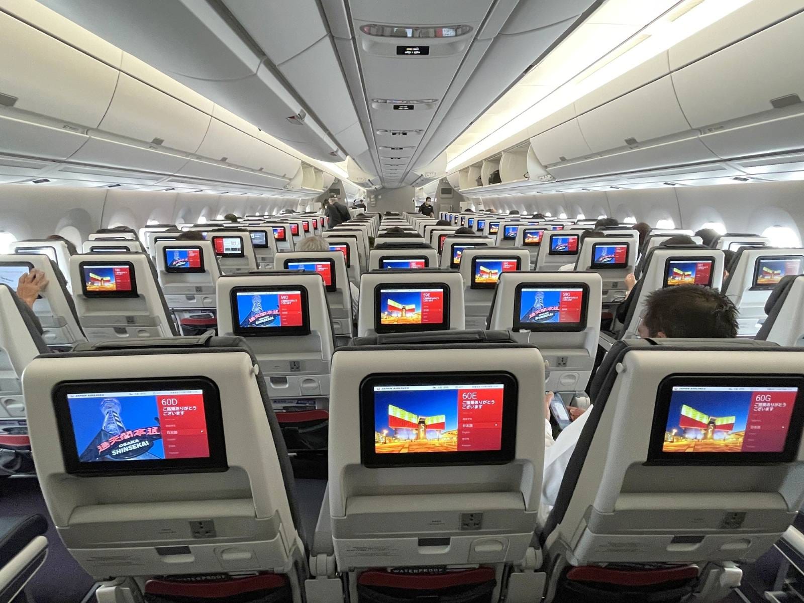 JAL国内線の最新「A350」は全席にモニターとACコンセント、USBポートを装備する