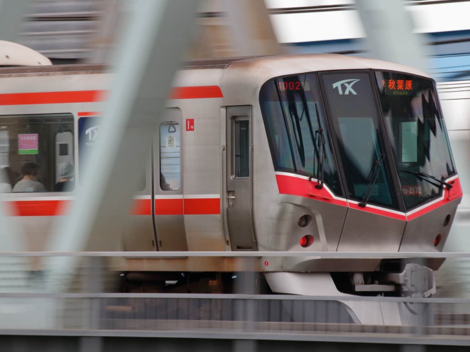 荒川を渡るつくばエクスプレスTX-2000系